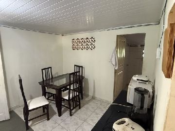 COZINHA QUE DA ACESSO AO BANHEIRO 